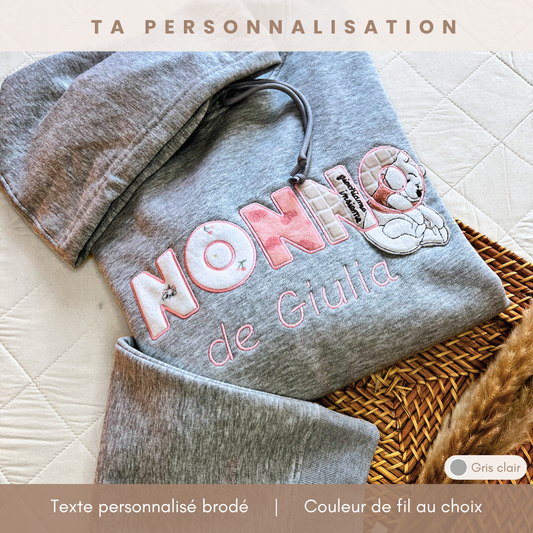 Hoodie souvenir personnalisé homme à capuche gris clair brodé « NONNO de Giulia », cadeau grand-père italien, appliqué ourson endormi