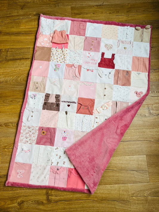 Couverture souvenir vêtement bébé rose fille 
