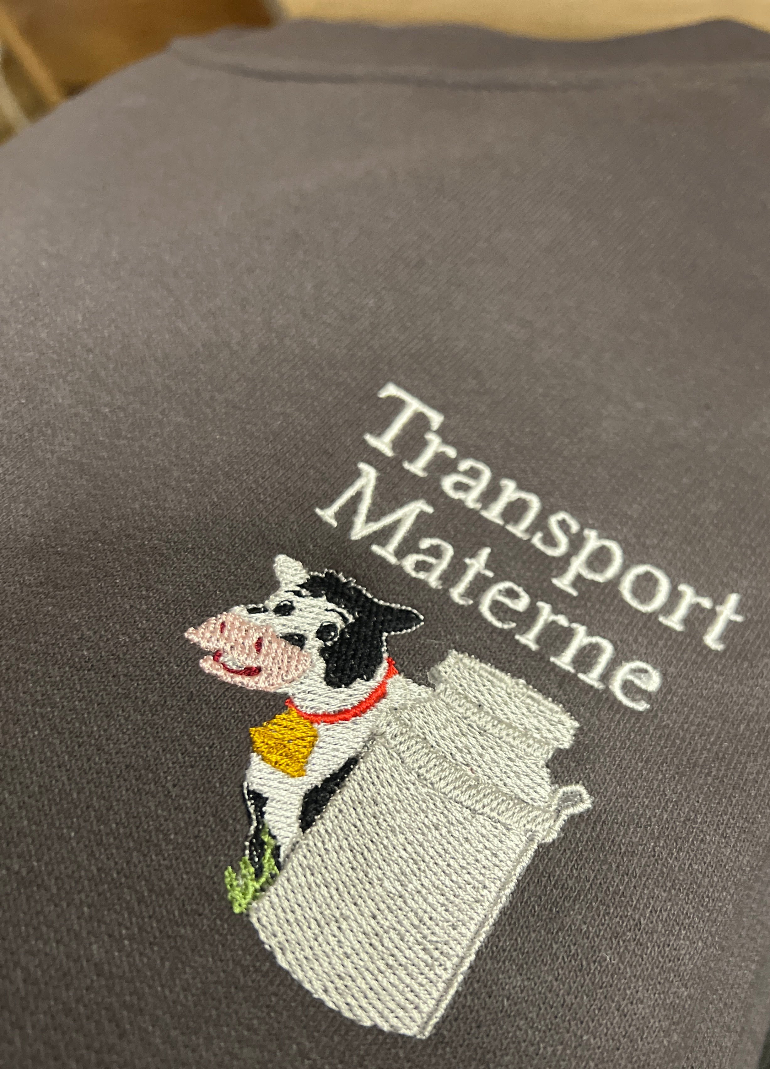 Broderie d'un logo sur un pull