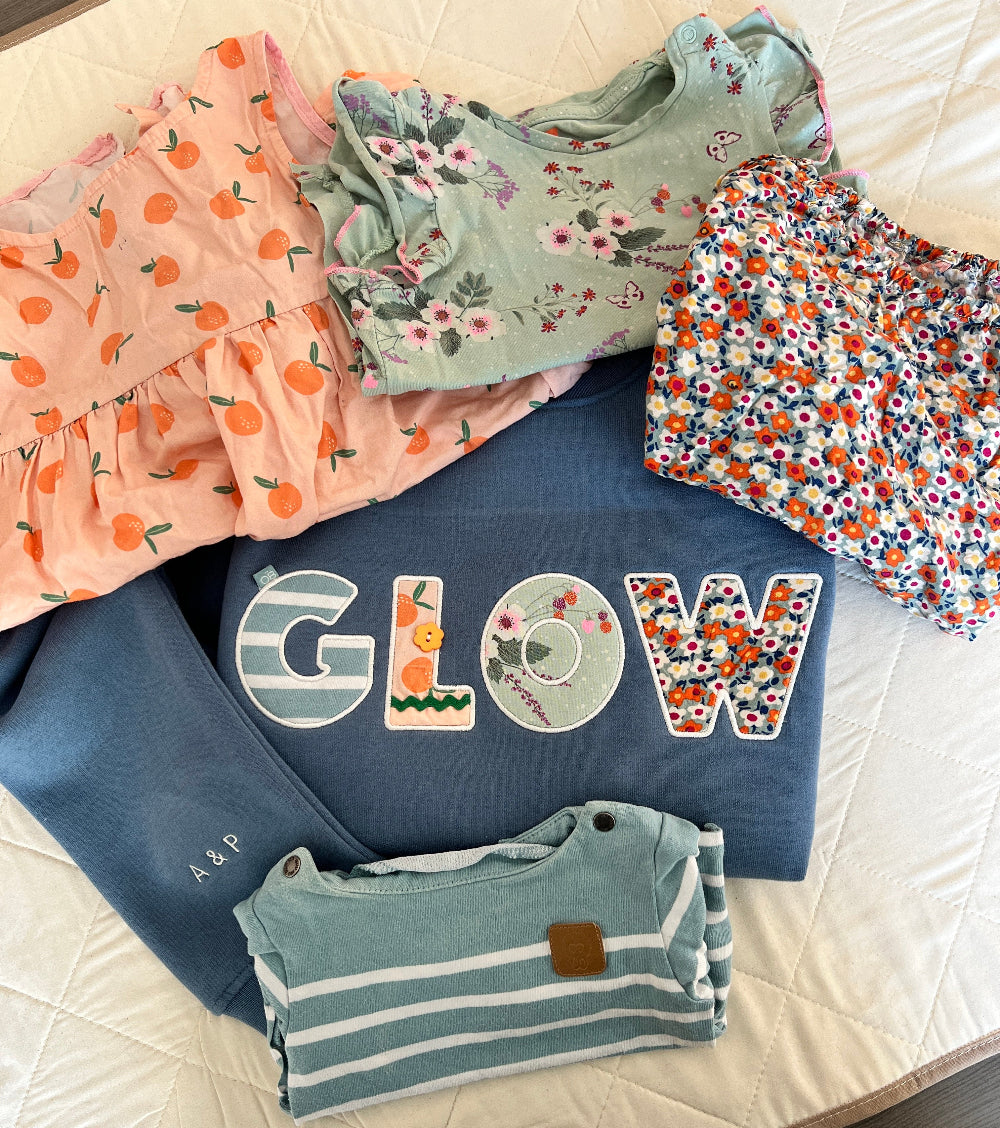 Pull réalisé avec les anciens vêtements que les enfants ont portés, des petits détails comme une étiquette et un petit bouton font toute la différence