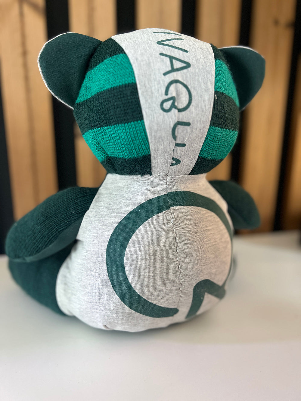 L'ourson de mémoire Myloa posé délicatement dans un décor apaisant.