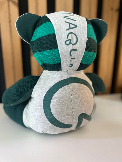 L'ourson de mémoire Myloa posé délicatement dans un décor apaisant.