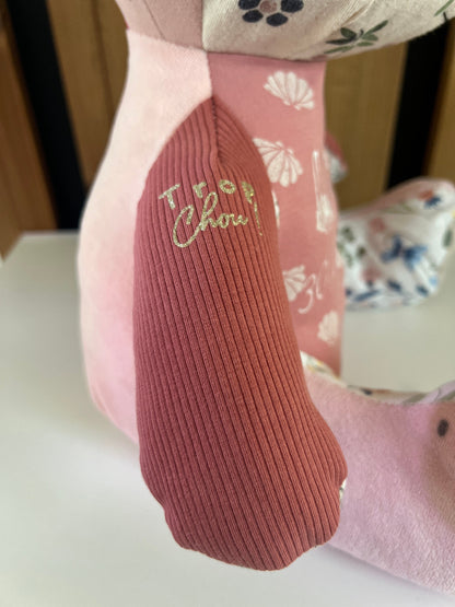 Zoom sur le mélange de tissus (velours et coton) des vêtements de bébé