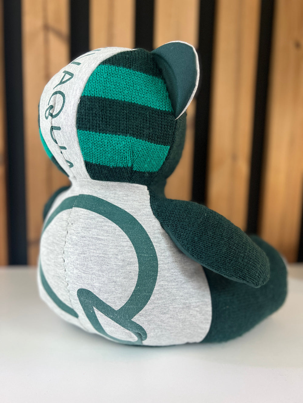 Zoom sur la qualité des finitions et l'assemblage des tissus du vêtement.