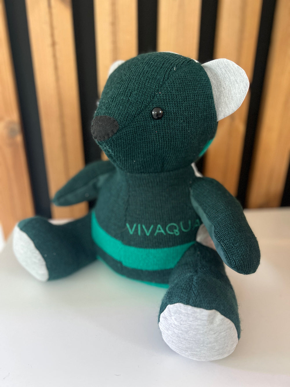 Vue de profil de l'ourson Calin du Ciel, objet de réconfort après un deuil