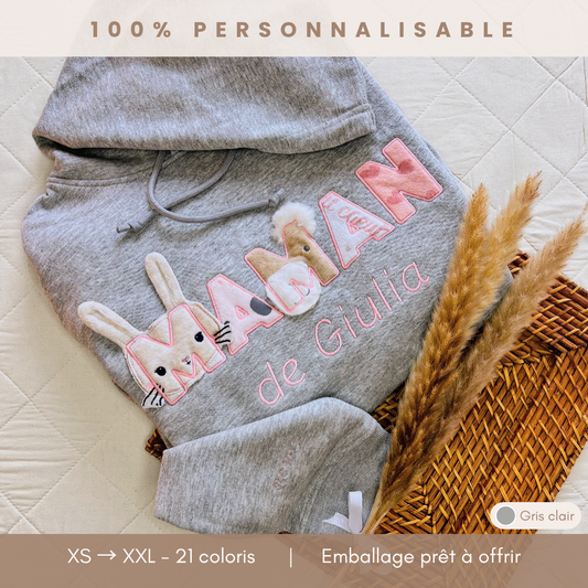 Hoodie souvenir personnalisé femme à capuche gris clair brodé « MAMAN de Giulia », appliqué lapin, 100% personnalisable, packaging prêt à offrir