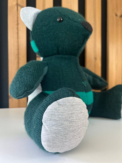 Détail de la patte de l'ourson souvenir.