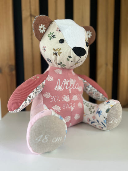 Détail de la broderie avec prénom, poids et date de naissance sur l'ourson