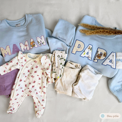 Duo sweat souvenir personnalisé homme et femme col rond bleu pâle, brodé « MAMAN » et « PAPA », prénom Eline brodé sur les manches, appliqués animaux