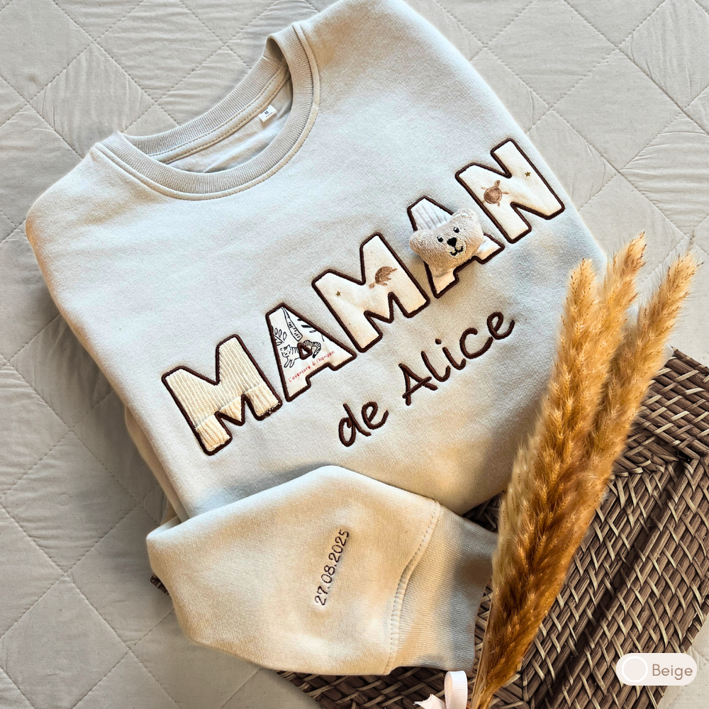 Sweat souvenir personnalisé femme col rond beige brodé « MAMAN de Alice », appliqué peluche ourson, manche brodée date de naissance