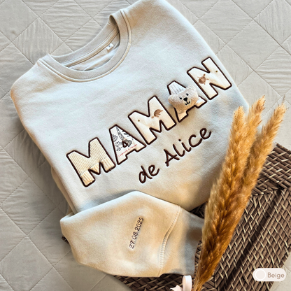 Sweat souvenir personnalisé femme col rond beige brodé « MAMAN de Alice », appliqué peluche ourson, manche brodée date de naissance