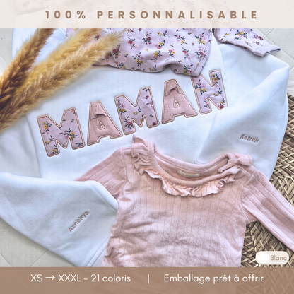 Sweat souvenir personnalisé femme col rond blanc brodé « MAMAN », prénoms brodés sur les deux manches, appliqués fleuris, 100% personnalisable