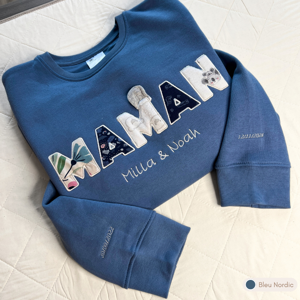 Sweat souvenir personnalisé femme col rond bleu nordic brodé « MAMAN » de Milla et Noah, appliqués fleuris et animaux, deux manches brodées