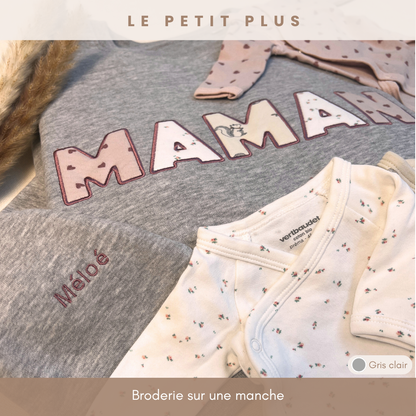 Sweat souvenir personnalisé femme col rond gris clair brodé « MAMAN », broderie sur une manche prénom Méloé, appliqué écureuil