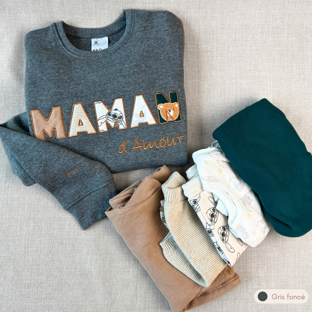Sweat souvenir personnalisé femme col rond gris foncé brodé « MAMAN d'Amour », appliqué ourson, cadeau personnalisé maman