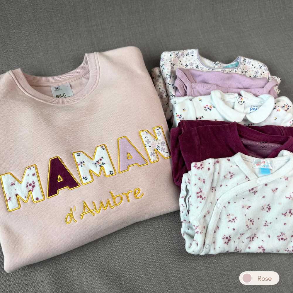Sweat souvenir personnalisé femme col rond rose brodé « MAMAN d'Ambre », appliqués fleuris bordeaux et lilas, cadeau naissance maman