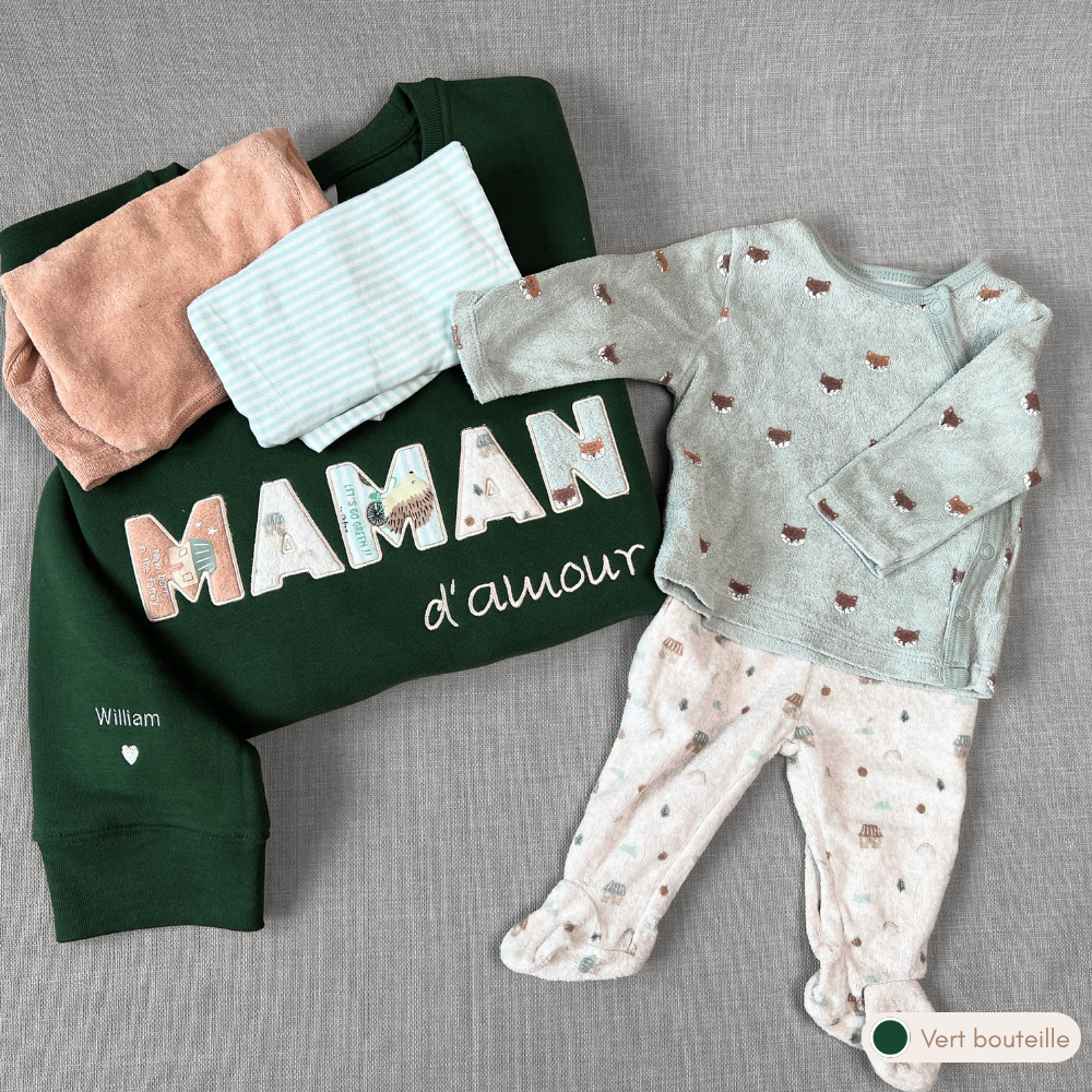 Sweat souvenir personnalisé femme col rond vert bouteille brodé « MAMAN d'amour », prénom William brodé sur la manche, appliqué hérisson