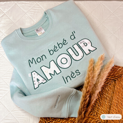 Sweat souvenir personnalisé femme col rond vert d'eau brodé « Mon bébé d'AMOUR Inès », broderie manche date de naissance, appliqués étoiles
