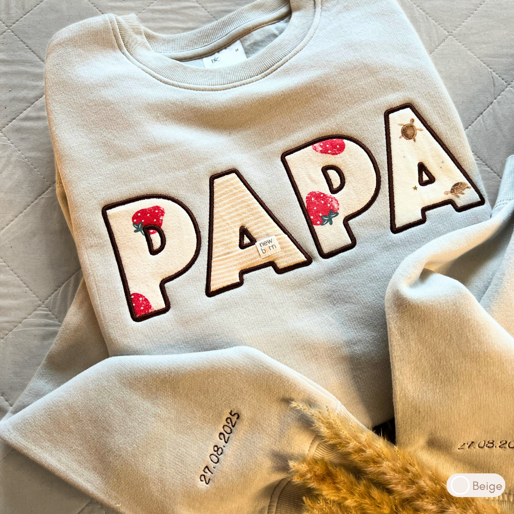 Sweat souvenir personnalisé homme col rond beige brodé « PAPA », manches brodées date de naissance, bonnet de naissance, appliqués fraises et tortues nouveau-né