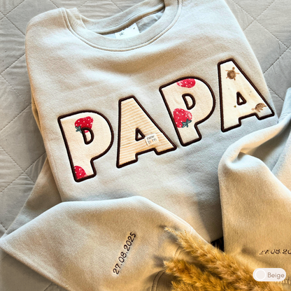 Sweat souvenir personnalisé homme col rond beige brodé « PAPA », manches brodées date de naissance, bonnet de naissance, appliqués fraises et tortues nouveau-né