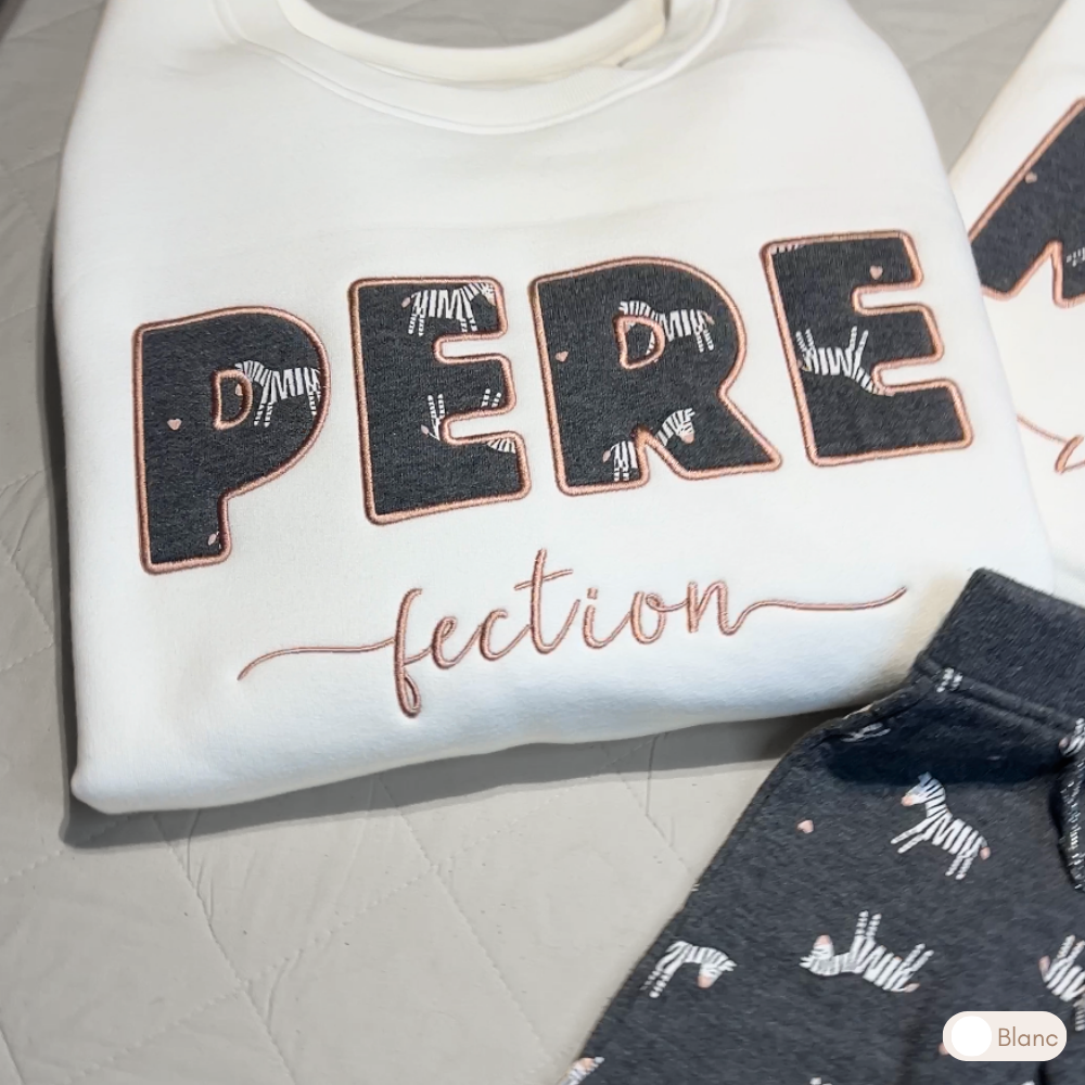 Sweat souvenir personnalisé homme col rond blanc brodé « PÈREfection », cadeau père original avec appliqués zèbres, jeu de mots brodé