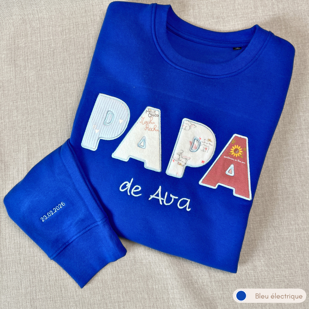 Sweat souvenir personnalisé homme col rond bleu électrique brodé « PAPA de Ava », manche brodée date de naissance, appliqués tissus fleuris