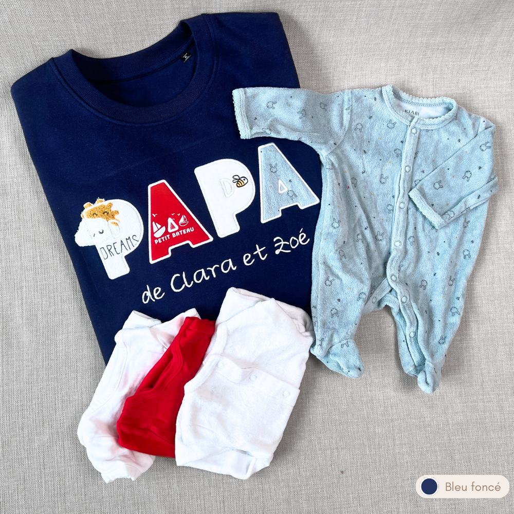 Sweat souvenir personnalisé homme col rond bleu foncé brodé « PAPA de Clara et Zoé », cadeau papa de deux enfants, appliqués thème marin