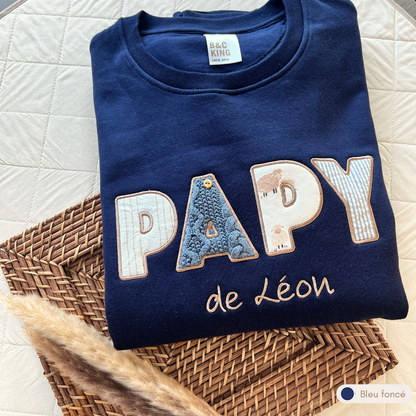 Sweat souvenir personnalisé homme col rond bleu foncé brodé « PAPY de Léon », cadeau de naissance pour grand-père, appliqués tricot et moutons