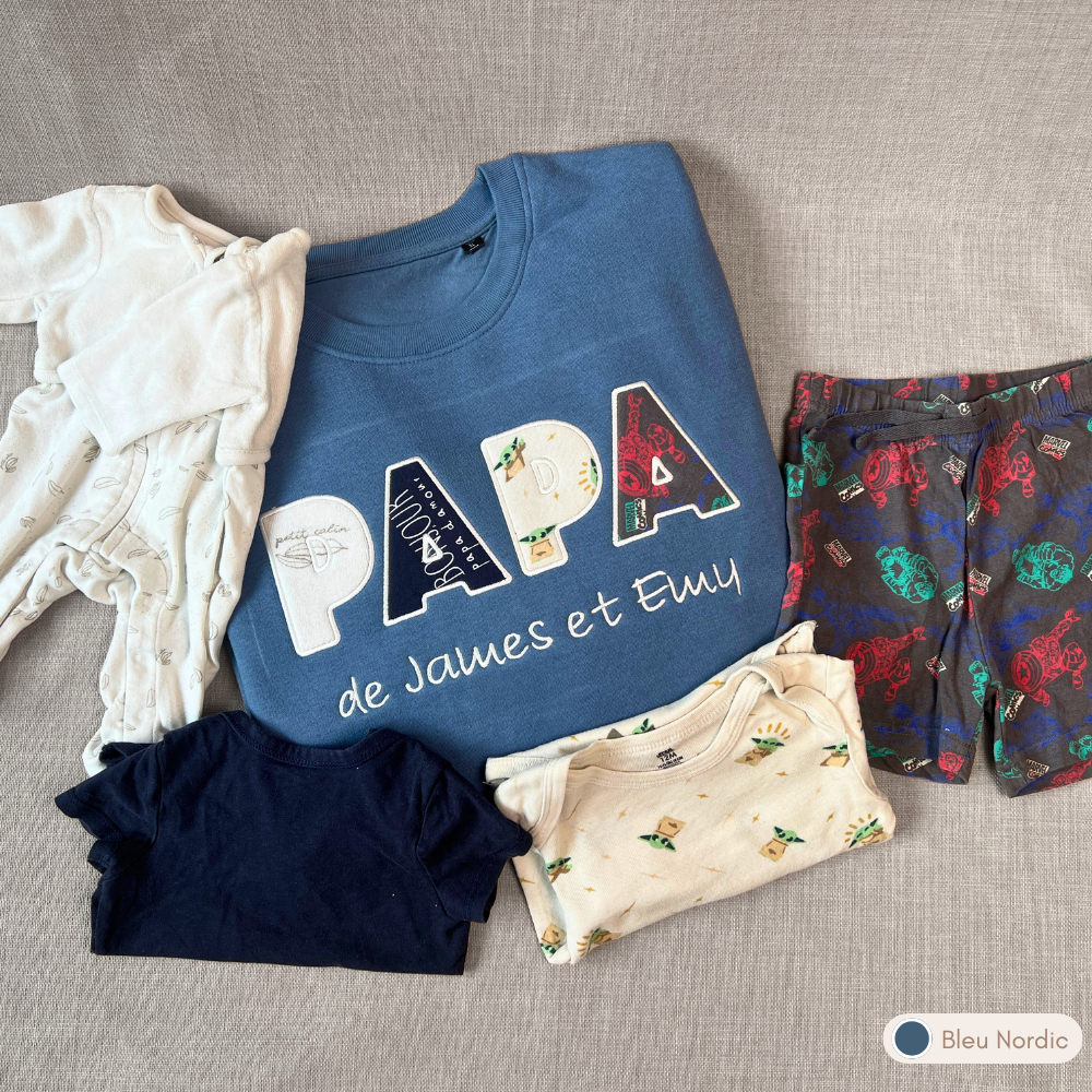 Sweat souvenir personnalisé homme col rond bleu nordic brodé « PAPA de James et Emy », appliqués thème aventure, cadeau papa personnalisé