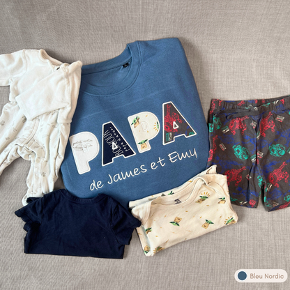 Sweat souvenir personnalisé homme col rond bleu nordic brodé « PAPA de James et Emy », appliqués thème aventure, cadeau papa personnalisé