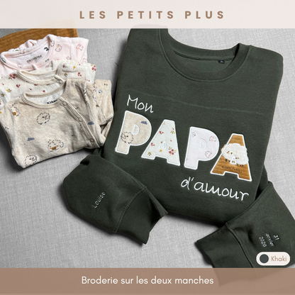 Sweat souvenir personnalisé homme col rond kaki brodé « Mon PAPA d'amour », broderie sur les deux manches avec prénom et date de naissance