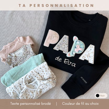 Sweat souvenir personnalisé homme col rond noir brodé « PAPA de Eva », mot personnalisé et couleur de fil au choix, manche brodée date de naissance