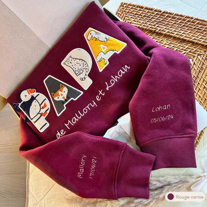Sweat souvenir personnalisé homme col rond rouge cerise brodé « PAPA de Mallory et Lohan », prénoms et dates brodés sur les deux manches