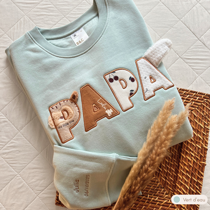 Sweat souvenir personnalisé homme col rond vert d'eau brodé « PAPA », manche brodée prénom et date de naissance, appliqués tissus bébé