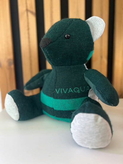 Comparaison entre le vêtement d'origine et l'ourson de deuil terminé.